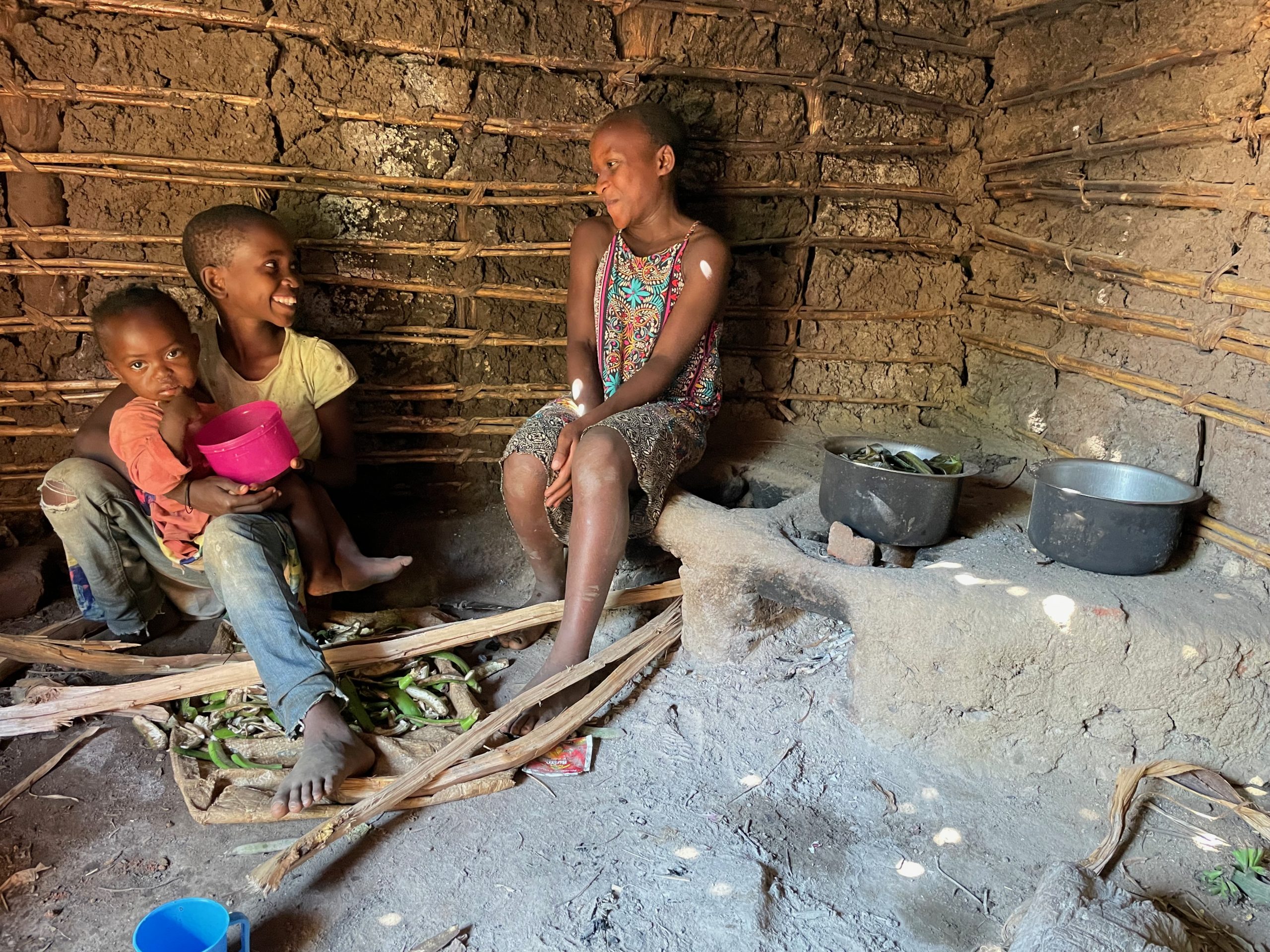 family-stove-uganda_n7hZGCCc
